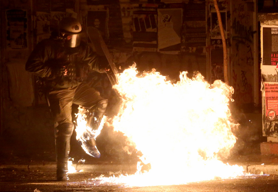  Μολότοφ και οδοφράγματα (εικόνες, video)