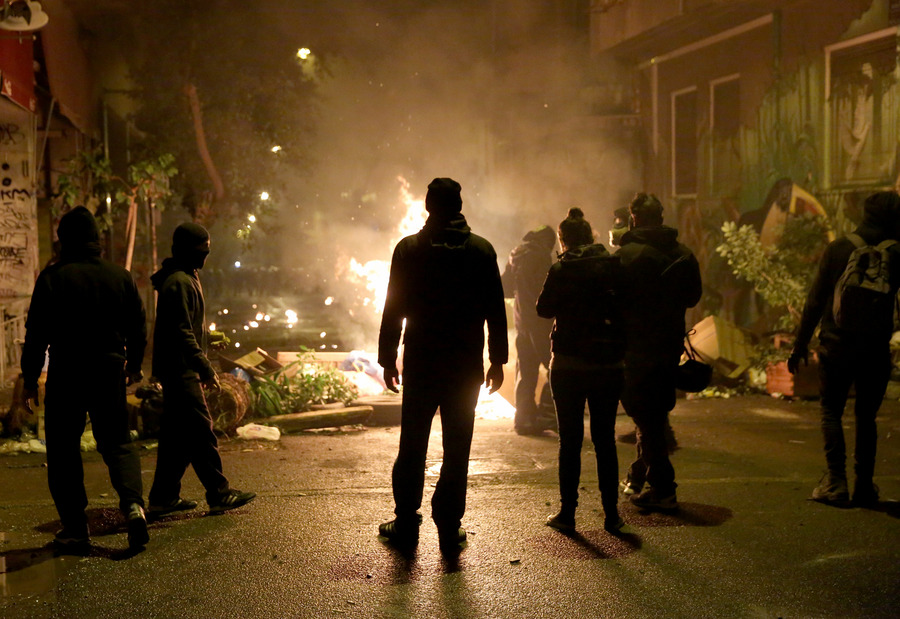  Μολότοφ και οδοφράγματα (εικόνες, video)