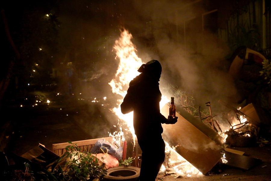  Μολότοφ και οδοφράγματα (εικόνες, video)