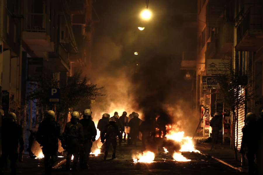  Μολότοφ και οδοφράγματα (εικόνες, video)