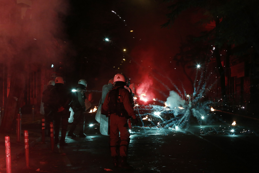  Μολότοφ και οδοφράγματα (εικόνες, video)