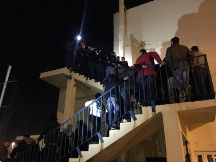 Κρητικοί Αγρότες οργισμένοι με την απεργία της ΠΝΟ επιχειρούν να καταλάβουν το Λιμεναρχείο (εικόνες, video)