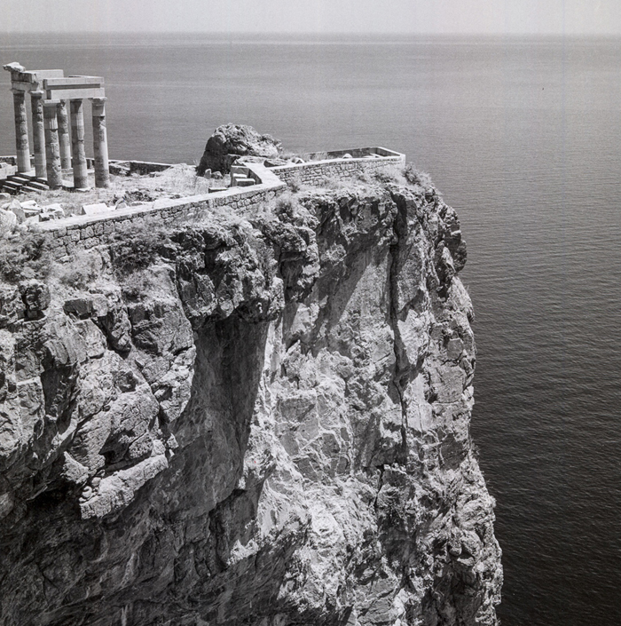 «Αναμνήσεις & μνημεία του Αιγαίου» Λίνδος, Ρόδος. 1954. Ερείπια της ελληνικής στοάς στην Ακρόπολη.