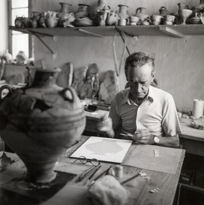 «Αναμνήσεις & μνημεία του Αιγαίου» Πύλος 1955. Ο Piet de Jong, σπουδαίος εικονογράφος της αρχαιολογίας και αρχιτέκτονας, εργάζεται στο μουσείο της Χώρας σε υλικό από την ανασκαφή στο Παλάτι του Νέστορος, υπό τη διεύθυνση του Carl Blegen. «Αναμνήσεις & μνημεία του Αιγαίου» Πύλος 1955. Ο Piet de Jong, σπουδαίος εικονογράφος της αρχαιολογίας και αρχιτέκτονας, εργάζεται στο μουσείο της Χώρας σε υλικό από την ανασκαφή στο Παλάτι του Νέστορος, υπό τη διεύθυνση του Carl Blegen.