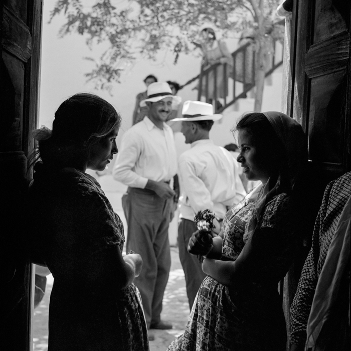 «Αναμνήσεις & μνημεία του Αιγαίου» Mύκονος 1955. Σε ένα πανηγύρι στην Άνω Μεριά. «Αναμνήσεις & μνημεία του Αιγαίου» Mύκονος 1955. Σε ένα πανηγύρι στην Άνω Μεριά.