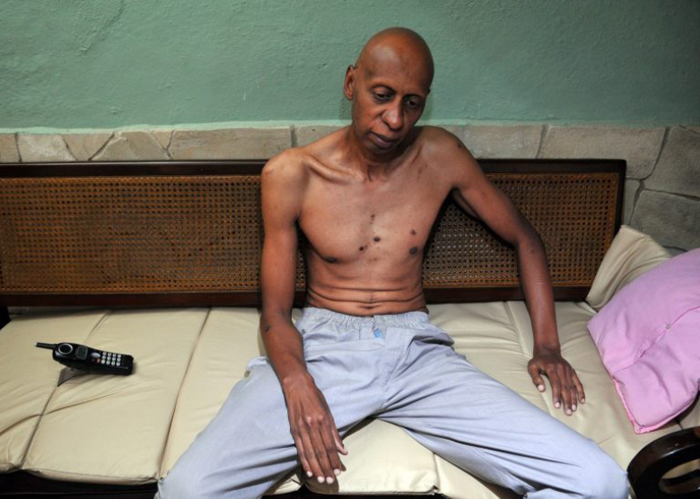 Ο Γκιγιέρμο Φαρίνιας, στη διάρκεια μίας από τις είκοσι πέντε απεργίες πείνας (Μάρτιος  2010)