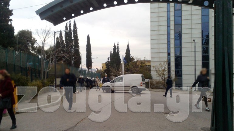 ΜΑΤ εναντίον ομάδας μαθητών που εισήλθαν στο υπουργείο Παιδείας (εικόνες)