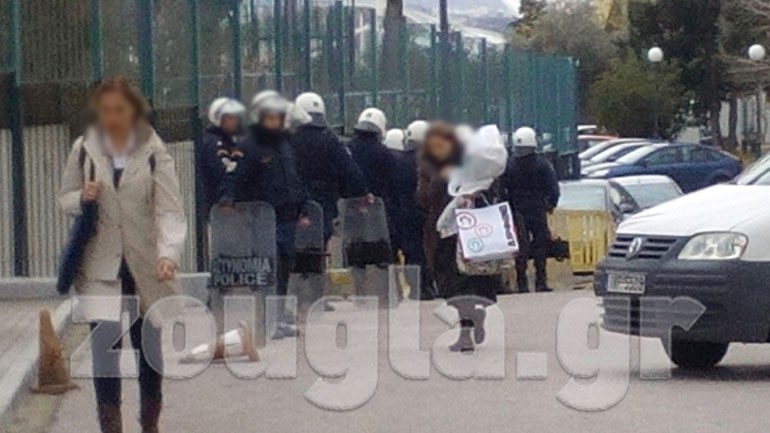 ΜΑΤ εναντίον ομάδας μαθητών που εισήλθαν στο υπουργείο Παιδείας (εικόνες)