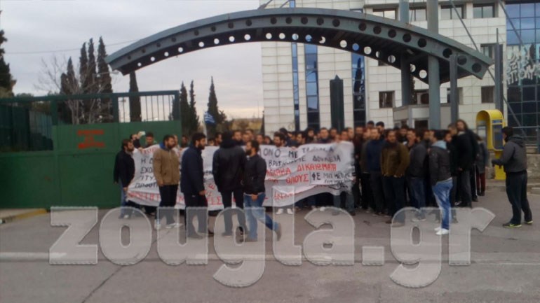 ΜΑΤ εναντίον ομάδας μαθητών που εισήλθαν στο υπουργείο Παιδείας (εικόνες)