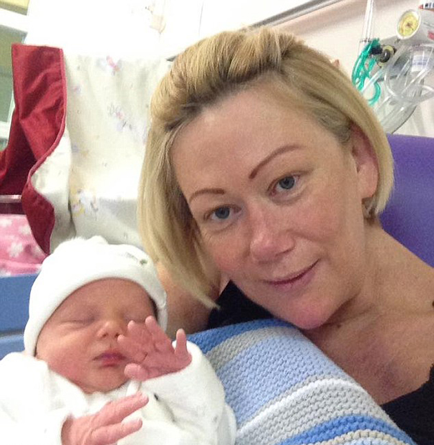 Γιαγιά γέννησε τον εγγονό της Γιαγιά γέννησε τον εγγονό της