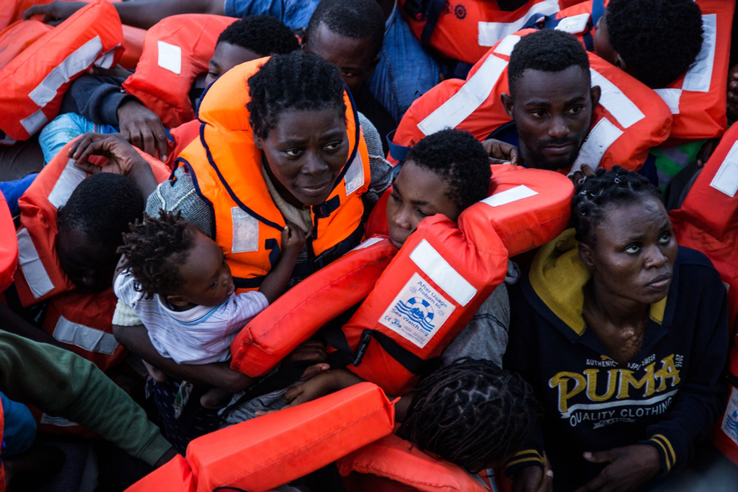 Άντρες, γυναίκες και παιδιά στοιβάζονται σε ακόμη χειρότερες βάρκες. © Borja Ruiz Rodriguez/MSF