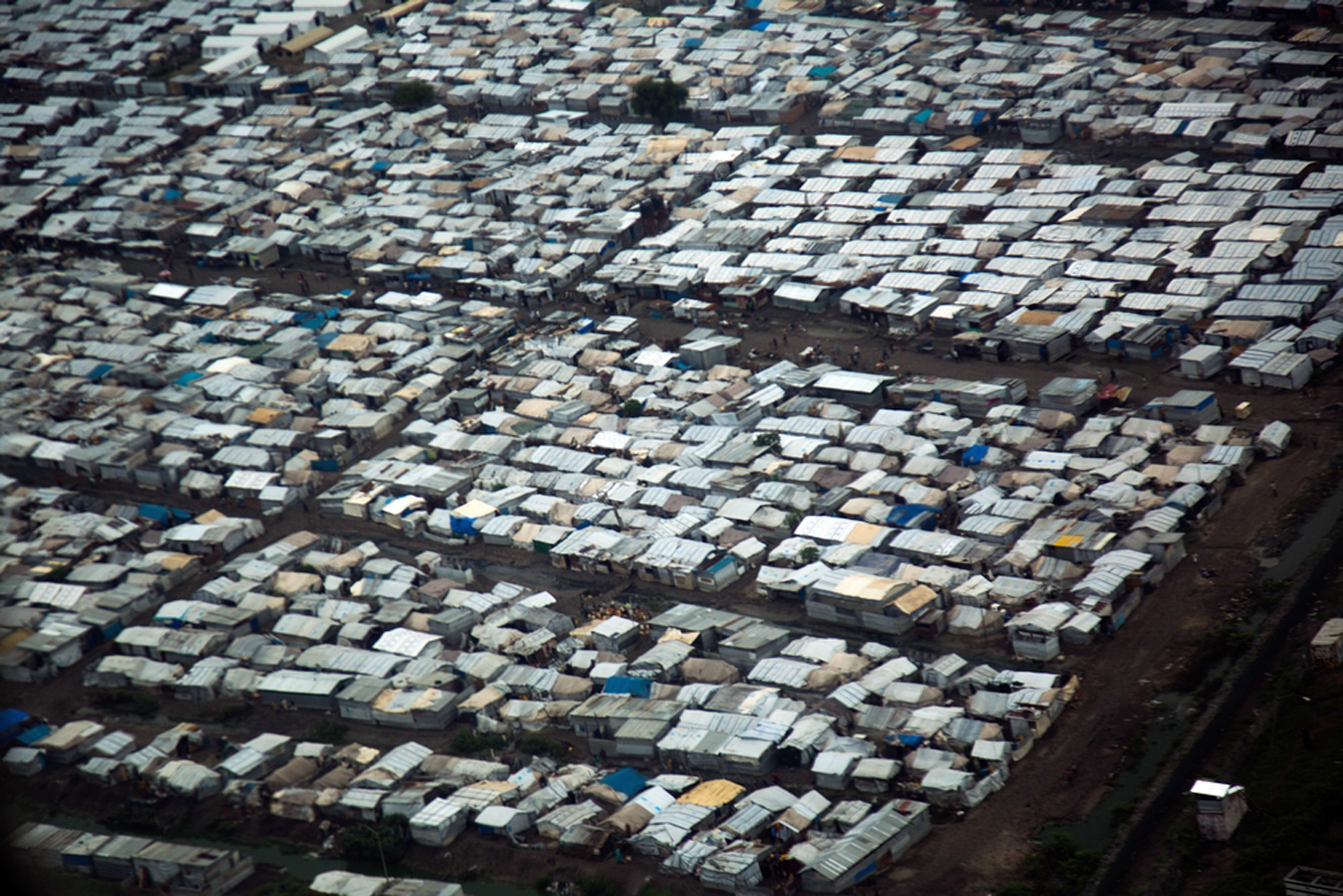 Η Ευρώπη δεν είναι ο κύριος προορισμός για τους πρόσφυγες και τους μετανάστες του κόσμου. © Albert Gonzalez Farran. Εναέρια άποψη του καταυλισμού στο Μαλακάλ, Νότιο Σουδάν