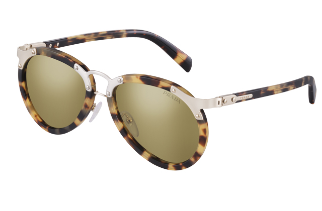 Η Prada αποτελεί συνώνυμο του στιλ που συχνά προβλέπει και υπαγορεύεται τις αισθητικές τάσεις.