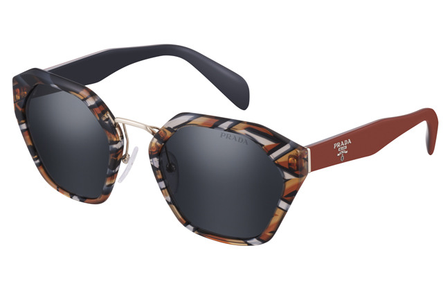 Η Prada αποτελεί συνώνυμο του στιλ που συχνά προβλέπει και υπαγορεύεται τις αισθητικές τάσεις.