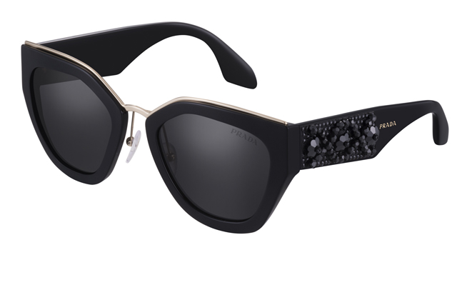 Η Prada αποτελεί συνώνυμο του στιλ που συχνά προβλέπει και υπαγορεύεται τις αισθητικές τάσεις.