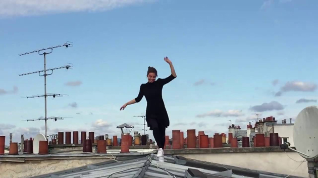 Το τρελό παρκούρ μίας κομψής Γαλλιδούλας στις παριζιάνικες στέγες παρκούρ, μία γαλλιδούλα στο Παρίσι