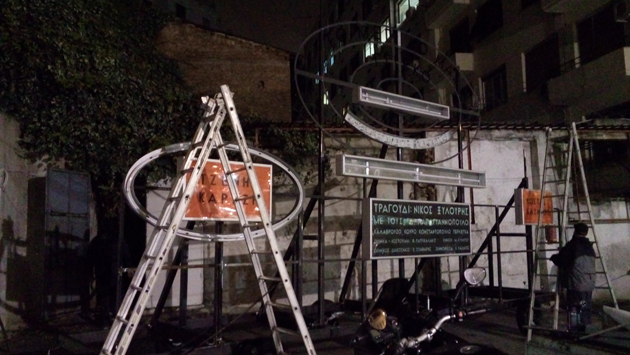 Σε ένα πάρκινγκ στη Βικτώρια ο Ζάφος Ξαγοράρης με τον ΝΕΟΝ στήνουν την «Παράσταση»