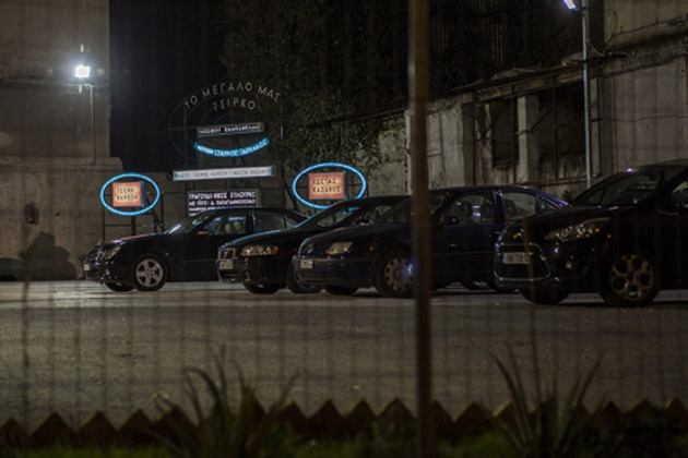 Σε ένα πάρκινγκ στη Βικτώρια ο Ζάφος Ξαγοράρης με τον ΝΕΟΝ στήνουν την «Παράσταση»