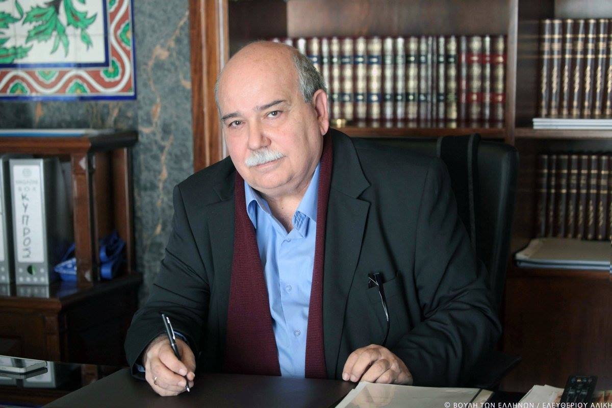 Το στιλό του Νίκου Βούτση γράφει στον αέρα (εικόνα) Το στιλό του Νίκου Βούτση γράφει στον αέρα (εικόνα)