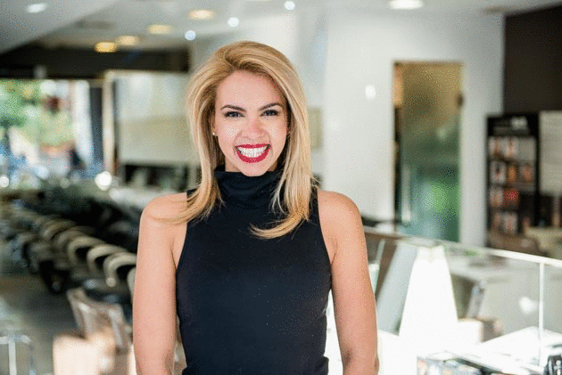 Κάθε δύο μήνες, όπως σας είπα, θέλουνε συντήρηση, που διαρκεί εξίσου λίγη ώρα με την τοποθέτηση. Επίσης, λουζόμαστε κανονικά, χτενιζόμαστε με μια βούρτσα με φυσική τρίχα και, κορίτσια, μην πλησιάζετε πολύ κοντά το πιστολάκι και την πρέσα στις αυτοκόλλητες ταινίες. 