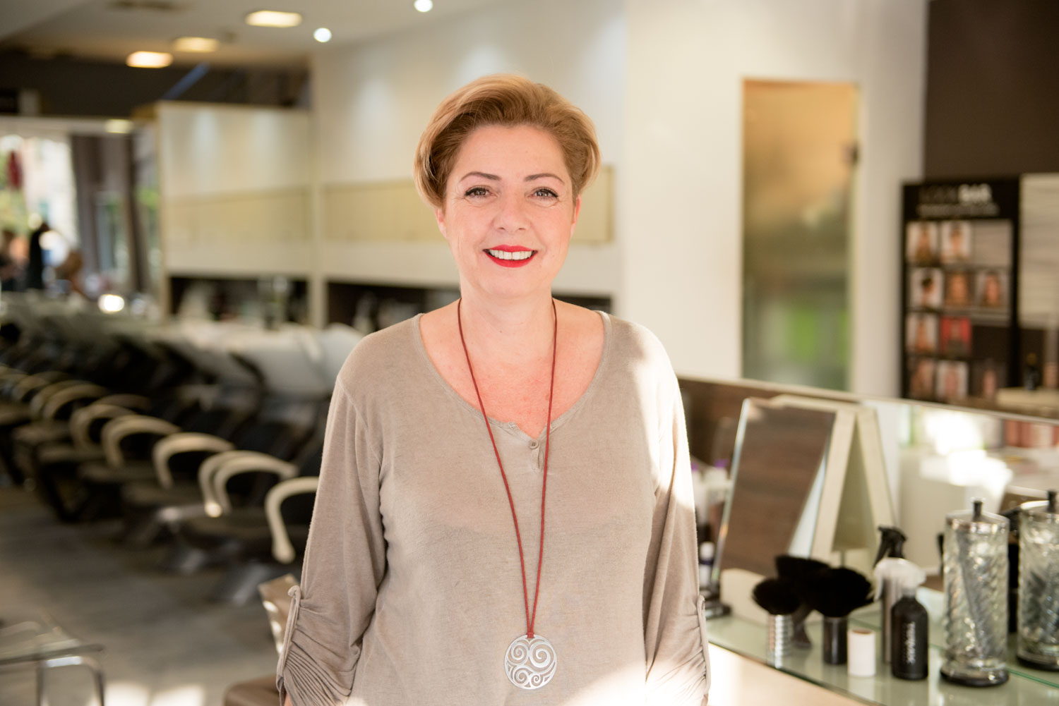 Πολλά, μα πάρα πολλά ευχαριστώ στην κ. Χριστίνα Καπίρη, συνιδιοκτήτρια των "Hair Way", που μου έκανε το ωραιότερο δώρο Χριστουγέννων που πήρα ποτέ. 