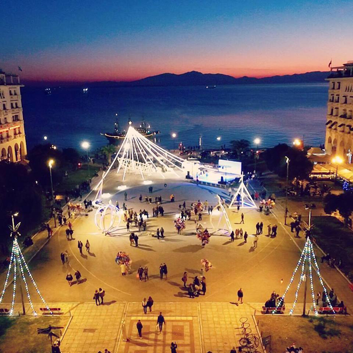 Η Πλατεία Αριστοτέλους φωτισμένη, από ψηλά και πανοραμική