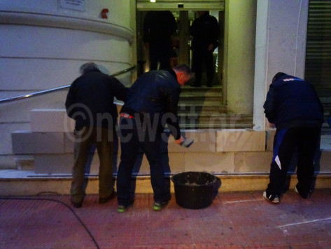 Έχτισαν την πόρτα του υπ. Υγείας εργαζόμενοι στα δημόσια νοσοκομεία Έχτισαν την πόρτα του υπ. Υγείας εργαζόμενοι στα δημόσια νοσοκομεία