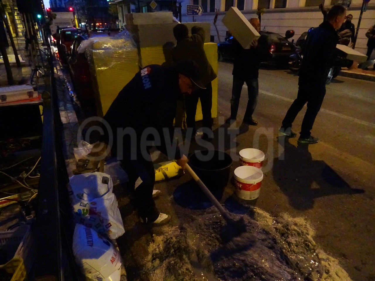Έχτισαν την πόρτα του υπ. Υγείας εργαζόμενοι στα δημόσια νοσοκομεία Έχτισαν την πόρτα του υπ. Υγείας εργαζόμενοι στα δημόσια νοσοκομεία