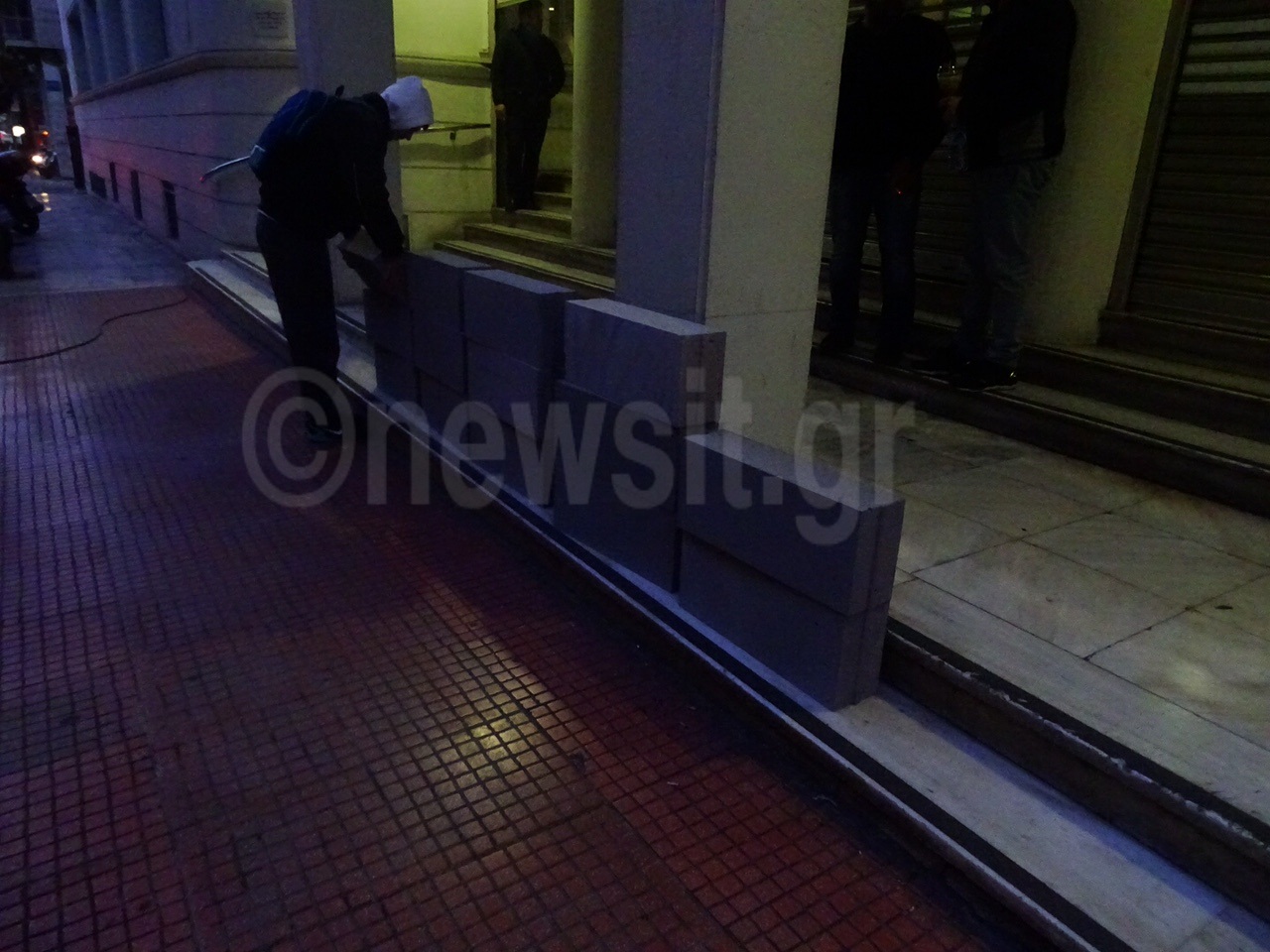 Έχτισαν την πόρτα του υπ. Υγείας εργαζόμενοι στα δημόσια νοσοκομεία Έχτισαν την πόρτα του υπ. Υγείας εργαζόμενοι στα δημόσια νοσοκομεία