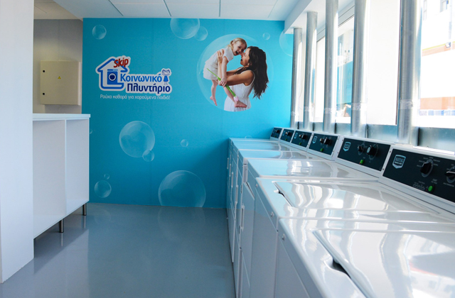 Εγκαινιάστηκε το πρώτο Κοινωνικό πλυντήριο Skip. Μια συνεργασία του Δήμου Αθηναίων με την ΕΛΑΪΣ-Unilever Hellas.