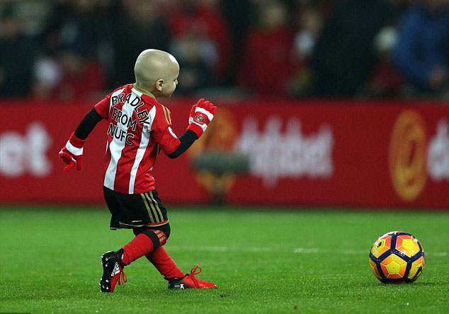  5χρονος fan της Σάντερλαντ «αγωνίζεται» στο γήπεδο εναντίον της Τσέλσι