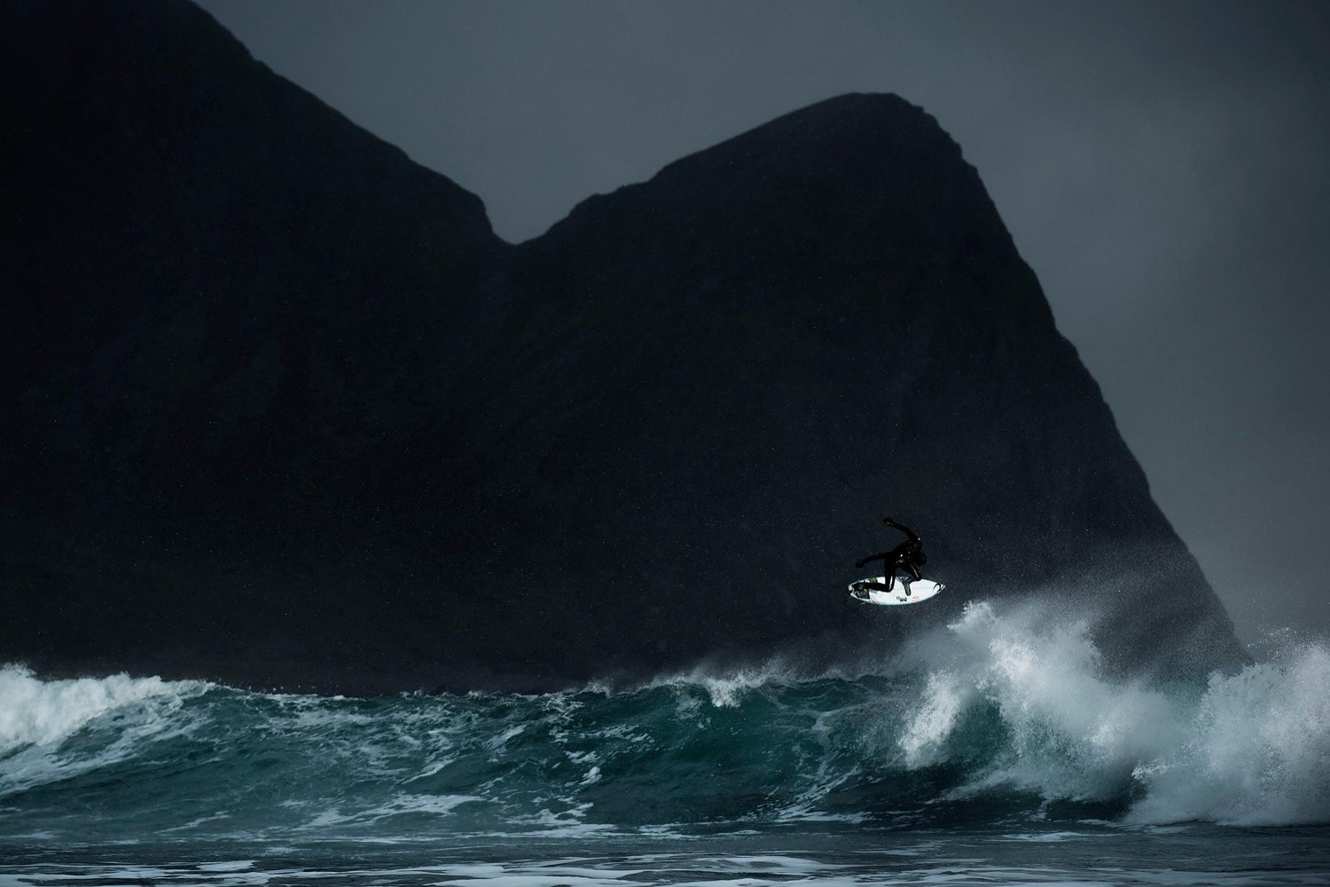 O Mick Fanning δεν είναι καλά και κάνει surfing κάτω από το Βόρειο Σέλας (εικόνες, video)