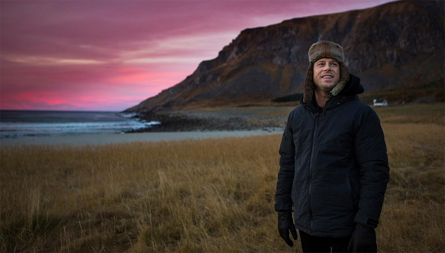 O Mick Fanning δεν είναι καλά και κάνει surfing κάτω από το Βόρειο Σέλας