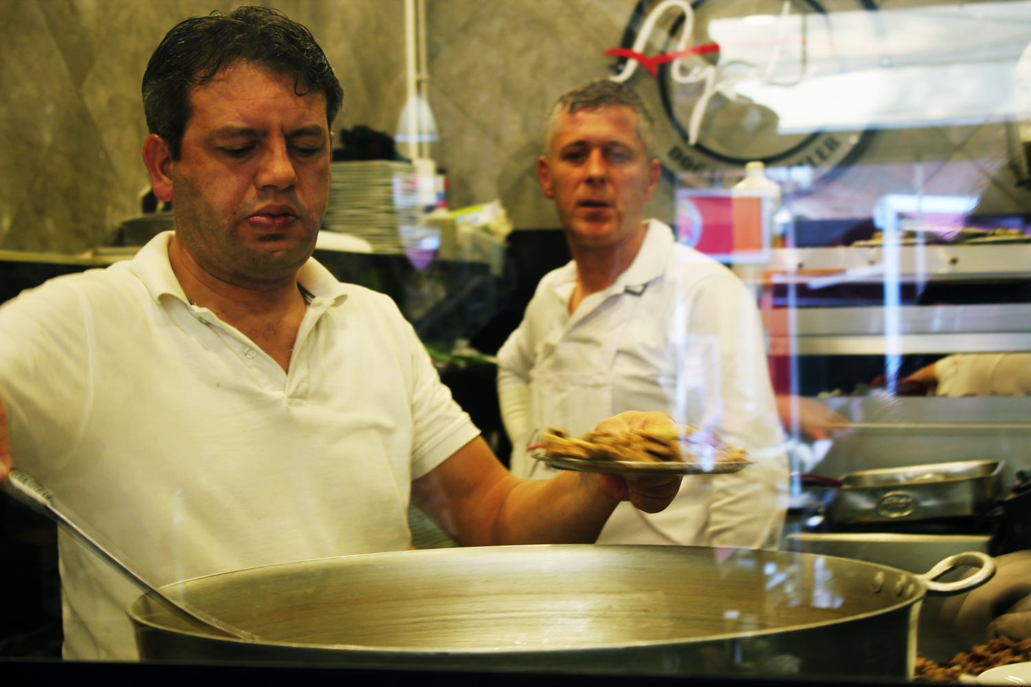 Τα περίφημα συκωτάκια της Αδριανούπολης αλευρώνονται και τηγανίζονται σε πολύ δυνατή φωτιά.