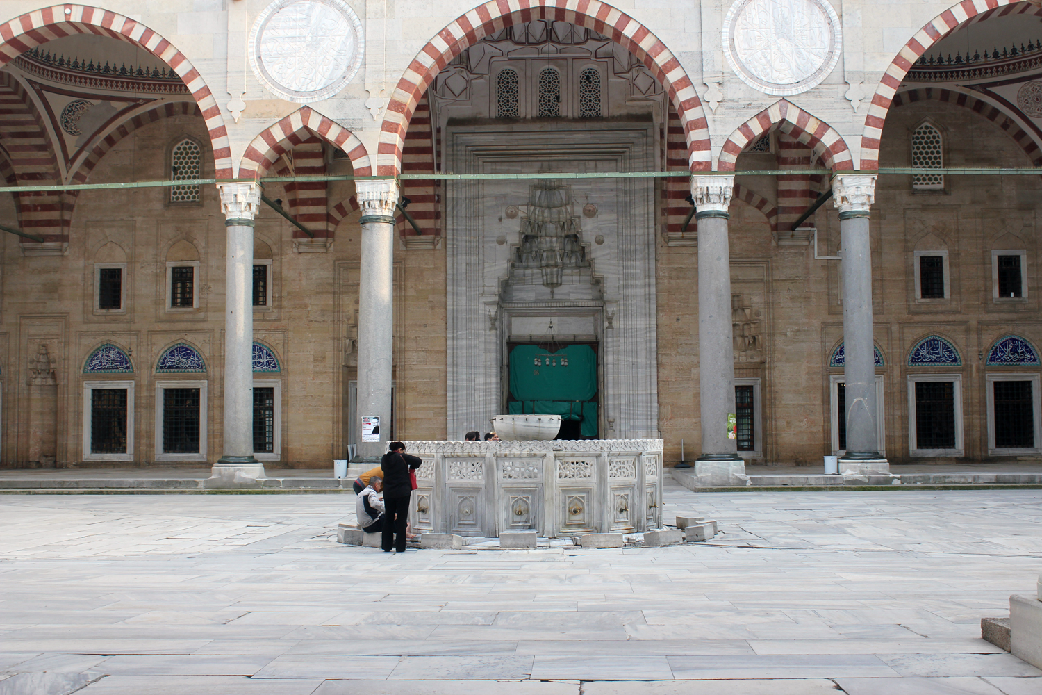 Η εσωτερική αυλή στις βρύσες της οποίας πρέπει να πλυθούν οι πιστοί πριν εισέλθουν στον ιερό χώρο