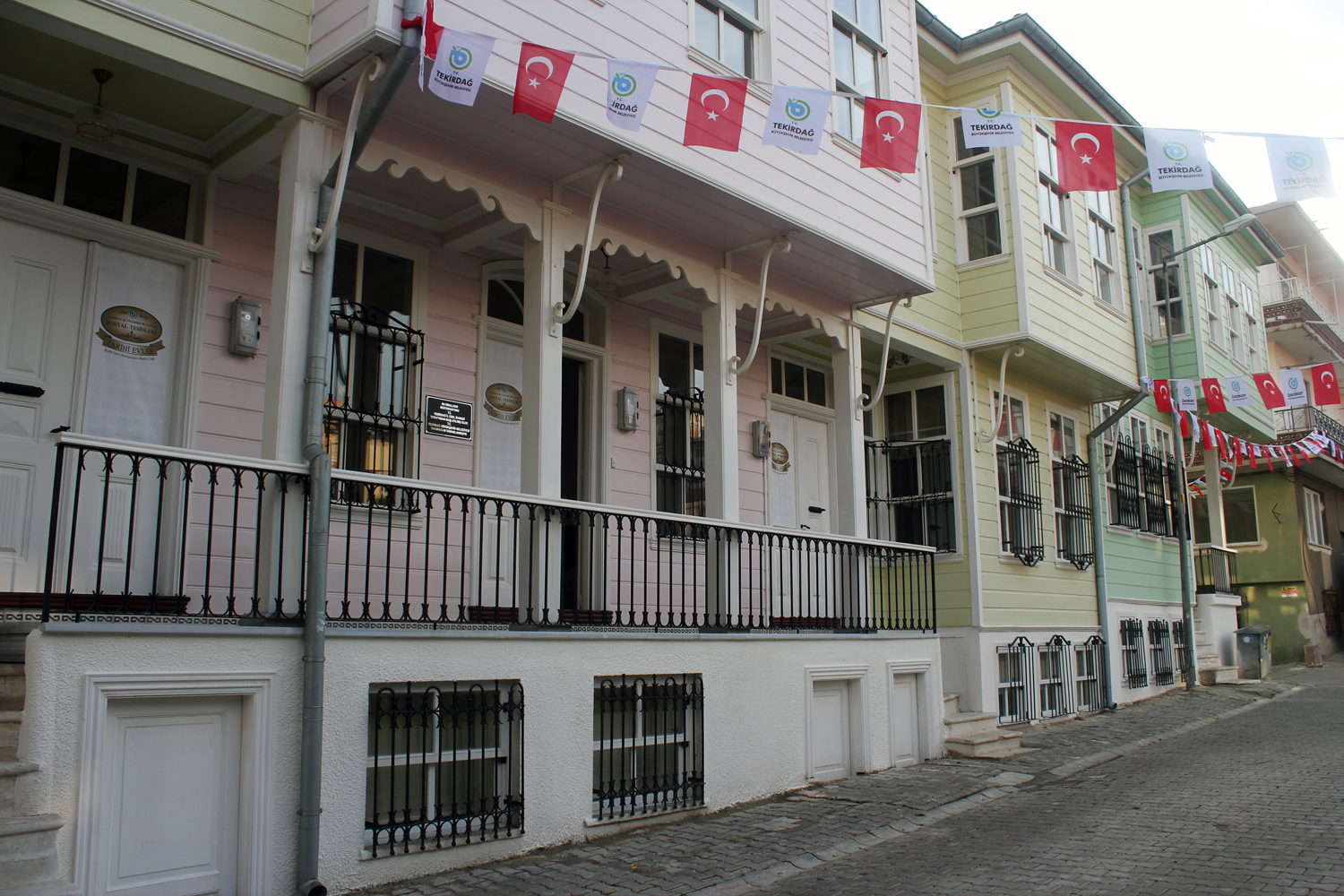 Ελληνικά σπίτια στο κέντρο του Tekirdag που αναπαλαιώθηκαν και τώρα γνωρίζουν μια δεύτερη ζωή.