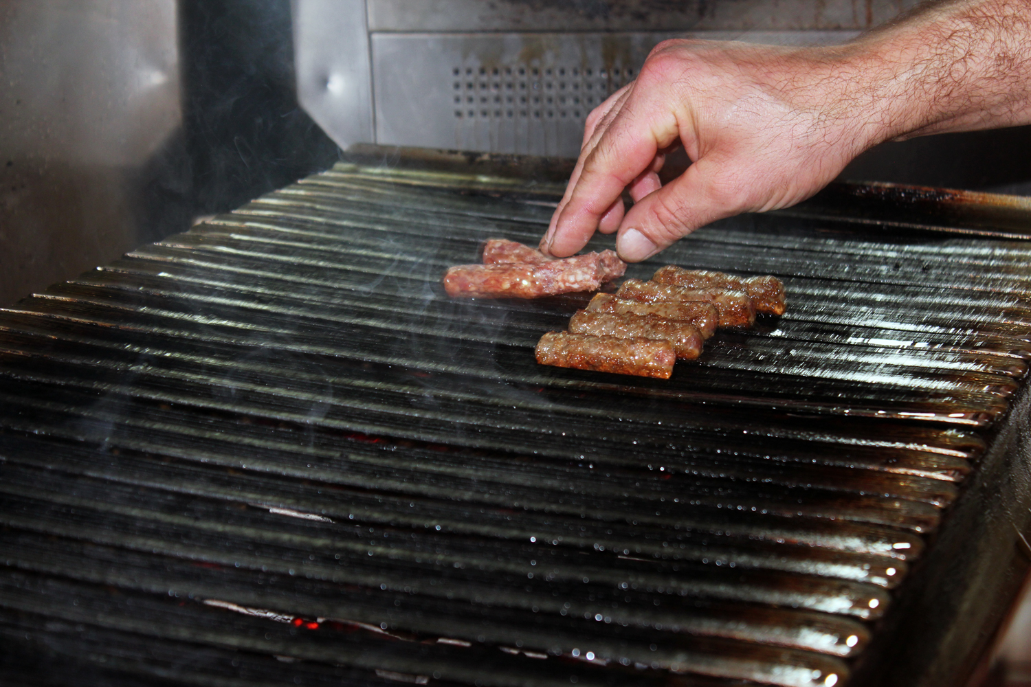 Οι κεφτέδες είναι μετά τα συκωτάκια, το άλλο διάσημο πιάτο της Ανατολικής Θράκης