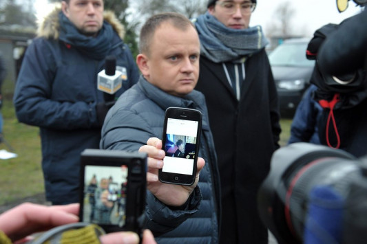 Ο εξάδελφος του Πολωνού δείχνει τη φωτογραφία του στα media