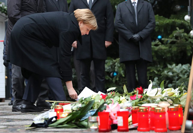 Λίγα λευκά τριαντάφυλλα από την Άνγκελα Μέρκελ στον τόπο της επίθεσης Λίγα λευκά τριαντάφυλλα από την Άνγκελα Μέρκελ στον τόπο της επίθεσης