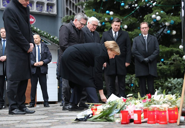 Λίγα λευκά τριαντάφυλλα από την Άνγκελα Μέρκελ στον τόπο της επίθεσης Λίγα λευκά τριαντάφυλλα από την Άνγκελα Μέρκελ στον τόπο της επίθεσης