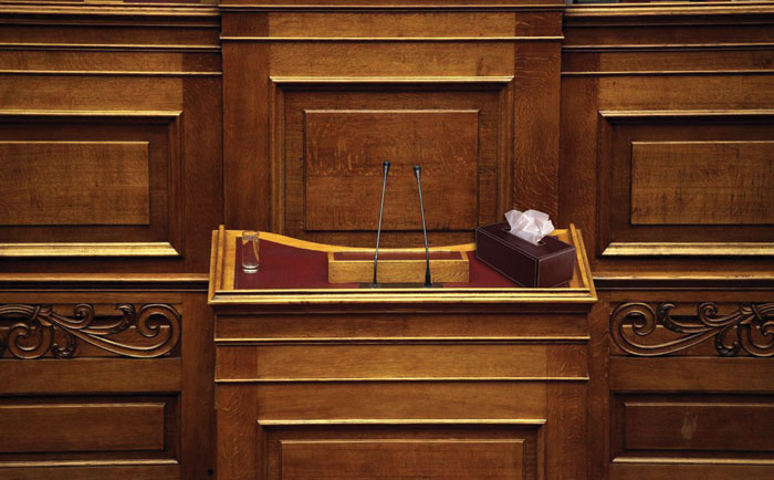 Πρόσθεσαν κουτί με χαρτομάντιλα για το κλάμα στο βήμα της Βουλής Πρόσθεσαν κουτί με χαρτομάντιλα για το κλάμα στο βήμα της Βουλής