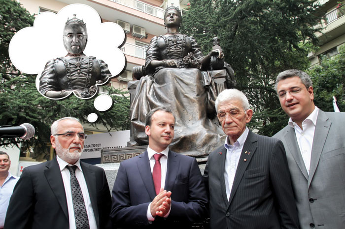 Τι είχε στο μυαλό του ο Ιβάν Σαββίδης κατά τη διάρκεια της αποκάλυψης του αγάλματος της Βασιλίσσης Όλγας Τι είχε στο μυαλό του ο Ιβάν Σαββίδης κατά τη διάρκεια της αποκάλυψης του αγάλματος της Βασιλίσσης Όλγας