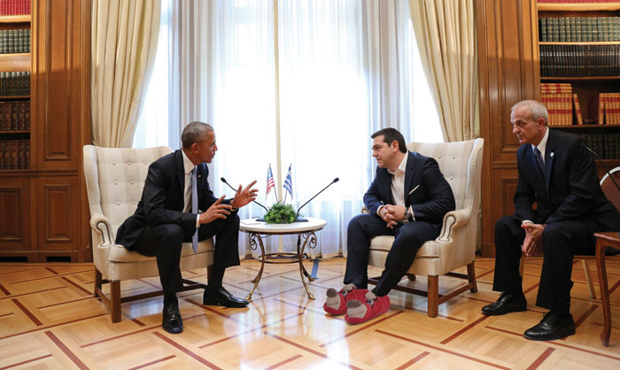 Με ιδιαίτερη άνεση και οικειότητα υποδέχθηκε τον Μπαράκ Ομπάμα ο Αλέξης Τσίπρας στο Μαξίμου Με ιδιαίτερη άνεση και οικειότητα υποδέχθηκε τον Μπαράκ Ομπάμα ο Αλέξης Τσίπρας στο Μαξίμου