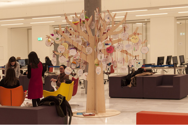 Η Εθνική Βιβλιοθήκη στολίστηκε γιατί έχει επισκέψεις ΚΠΙΣΝ, εθνικη βιβλιοθηκη, χριστούγεννα, αναγνώσεις, δέντρο ευχών