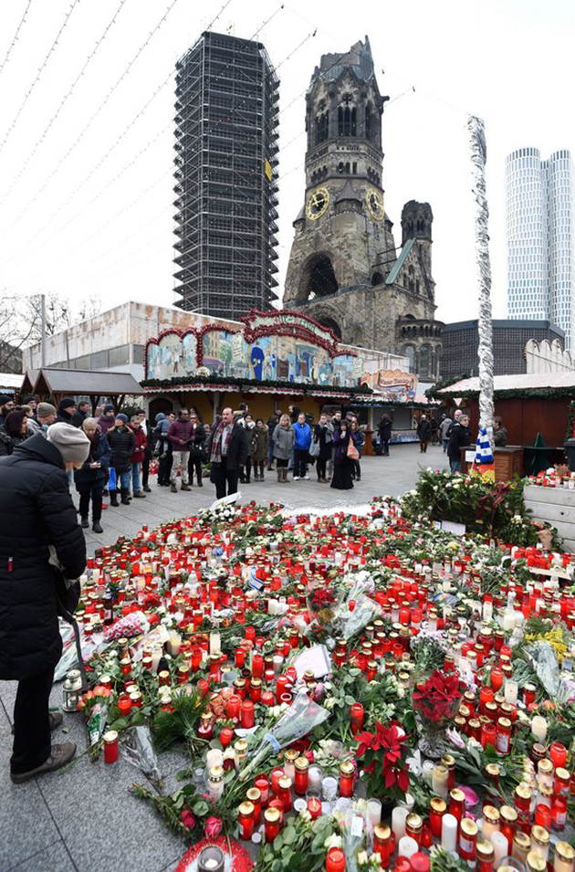 Τα Χριστούγεννα επέστρεψαν στην ματωμένη αγορά Βερολίνου