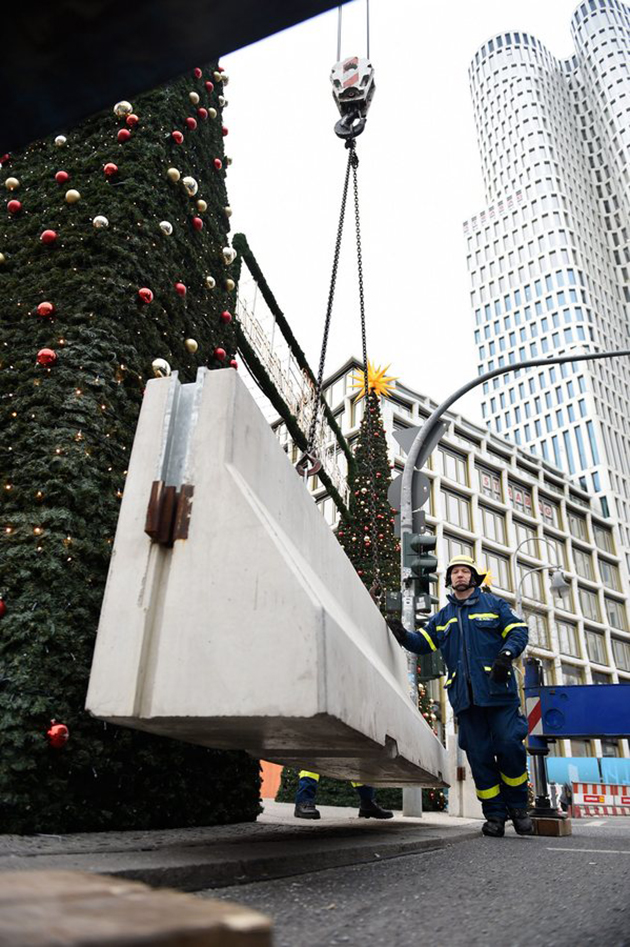 Τα Χριστούγεννα επέστρεψαν στην ματωμένη αγορά Βερολίνου