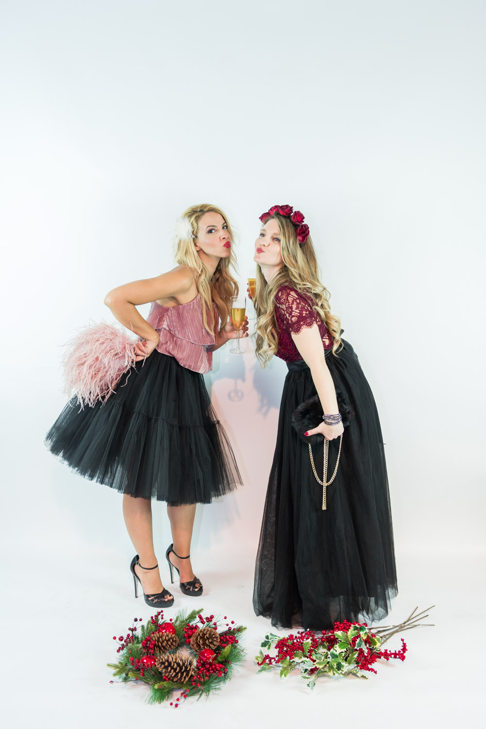 "Η έμπνευσή μου για το look του ρεβεγιόν είναι τα παραμύθια. Κάθε χρόνο, μου αρέσει να "ντύνομαι" στο ρεβεγιόν κάτι διαφορετικό, όπως σταχτοπούτα, Αλίκη στη Χώρα των Θαυμάτων, νεράιδα, γοργόνα κτλ. Λατρεύω το τούλι, τον ταφτά και τις παγιέτες και για μένα αυτά δεν φεύγουν ποτέ από τη μόδα! Το τούλι, λοιπόν, είναι βασικό υλικό και ένα statement κομμάτι όπως η φούστα (maxi ή midi) είναι ιδανική επιλογή για να δημιουργήσετε ένα εντυπωσιακό σύνολο. Για ένα κλασικό look το φόρεσα με δαντέλα, ενώ για ένα πιο μοντ