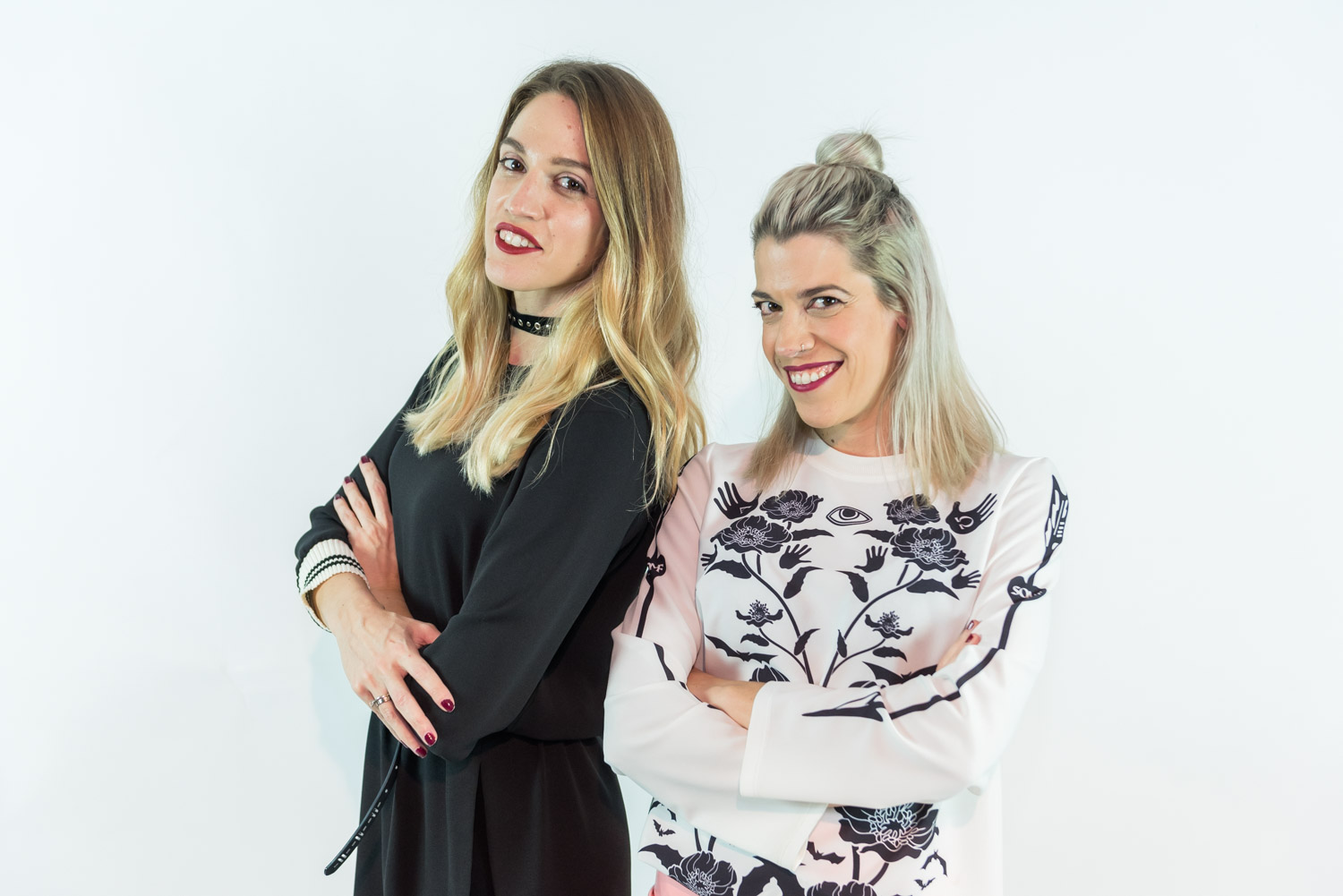 //www.sisterhoodk.gr/ . Η Εύα από μικρή είχε πάθος με τη μόδα, απόδειξη ότι μέχρι και οι barbies της φορούσαν τα ρούχα που τους έφτιαχνε μόνη της. Η Τίνα, από την άλλη, από το σχολείο κιόλας έλεγε ότι θέλει να γίνει δημοσιογράφος. Και έγινε. Όχι να το παινευτώ, αλλά από μικρή κι εγώ έκανα ταμάμ επιλογές. Οι Sisterhood.K , λοιπόν, σε underground party. Σου λέω, μπήκαν φουλ στο ρόλο. 