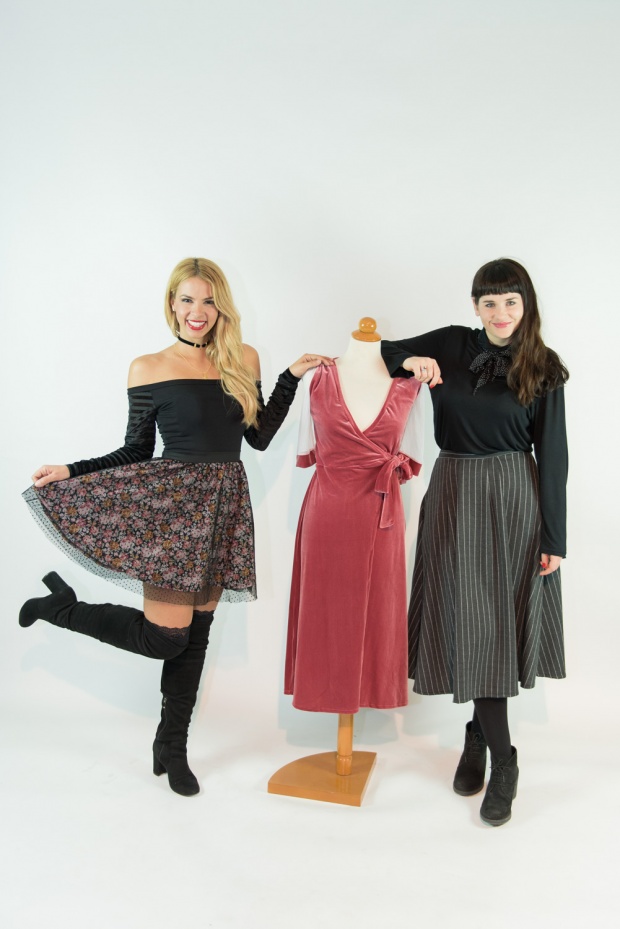 "Επιλέγουμε για houseparty κάτι άνετο, θηλυκό και σχετικά απλό/ casual με ιδιαίτερες λεπτομέρειες, όπως είναι το μαύρο κορμάκι off shoulders, μία δόση από τούλι στη φούστα, μπότες πάνω από το γόνατο με χοντρό τακούνι και από μέσα ψηλές κάλτσες με δαντέλα. Για να απογειώσουμε το στυλ μας, προσθέτουμε αξεσουάρ στο λαιμό (τσόκερ ή/και λεπτεπίλεπτα κολιέ). Εναλλακτικά, ένα βελούδινο φόρεμα -όχι απαραιτήτως σε μαύρο χρώμα- μπορεί να κλέψει τις εντυπώσεις. Happy New Year ladies!"