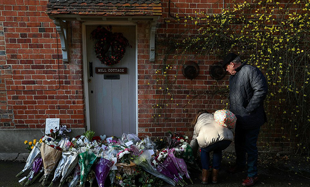 Πλήθος κόσμου αφήνει λουλούδια και μηνύματα αγάπης έξω από το εξοχικό του στο Oxfordshire
